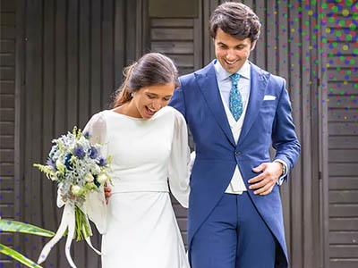 هنگام انتخاب رنگ لباس عروس و داماد، مهم‌ترین نکته این است که هماهنگی و تطابق با موضوع و مکان مراسم را رعایت کنید تا جشن عروسی به یک تجربه زیبا و هماهنگ تبدیل شود
